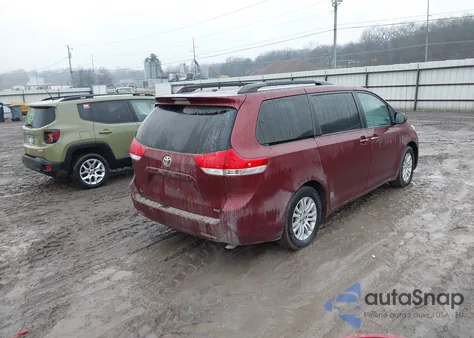 2014 Toyota Sienna Xle V6 8 Passenger z USA, uszkodzony, nr VIN 5TDYK3DC2ES457089